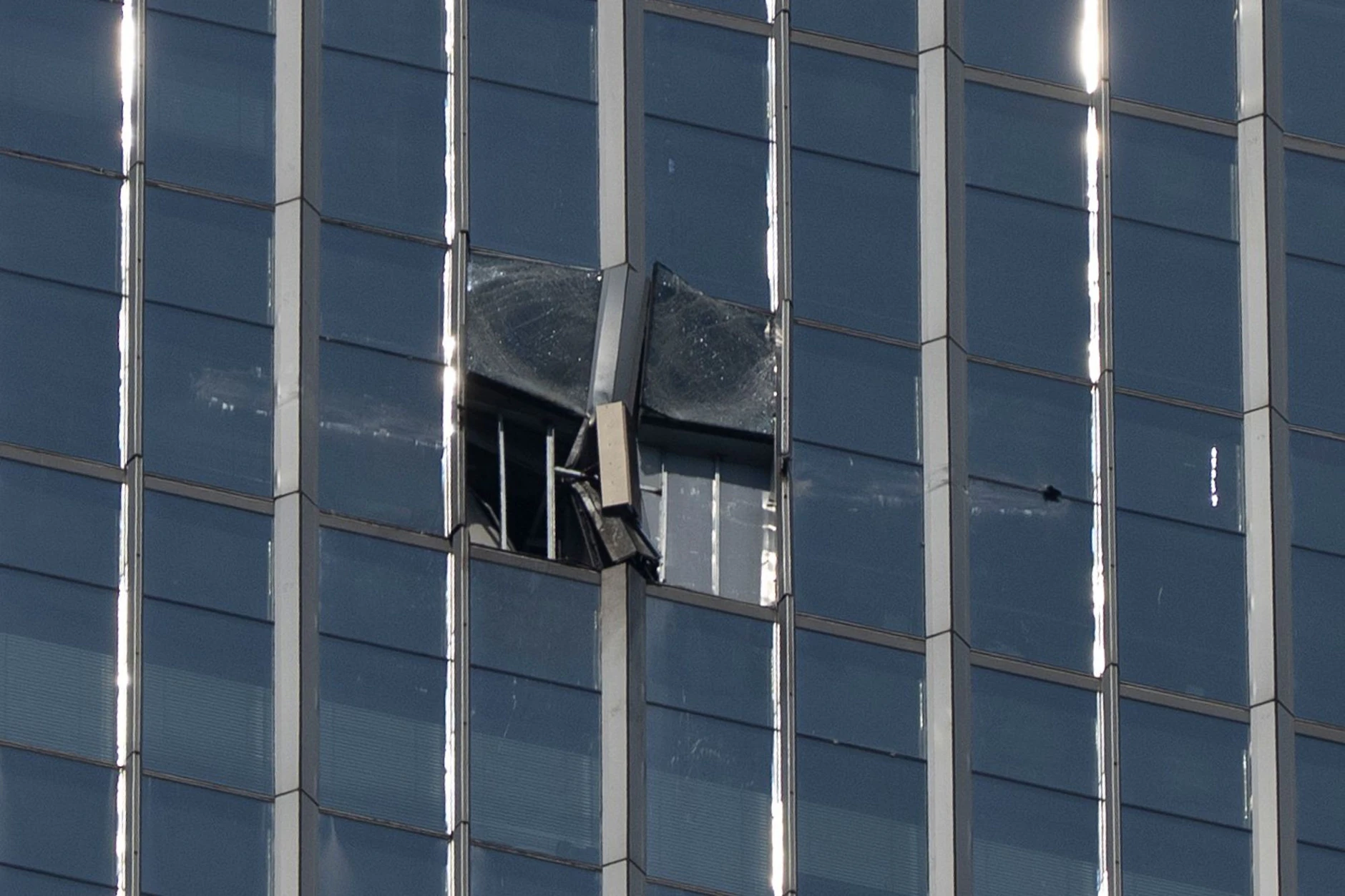 Pilot krachte absichtlich mit Flugzeug in Hochhaus