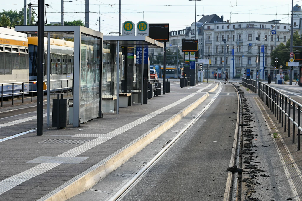 Leipzigs Straßenbahnen stehen weiter still: Hitzeschäden stören den Nahverkehr auch am Montag