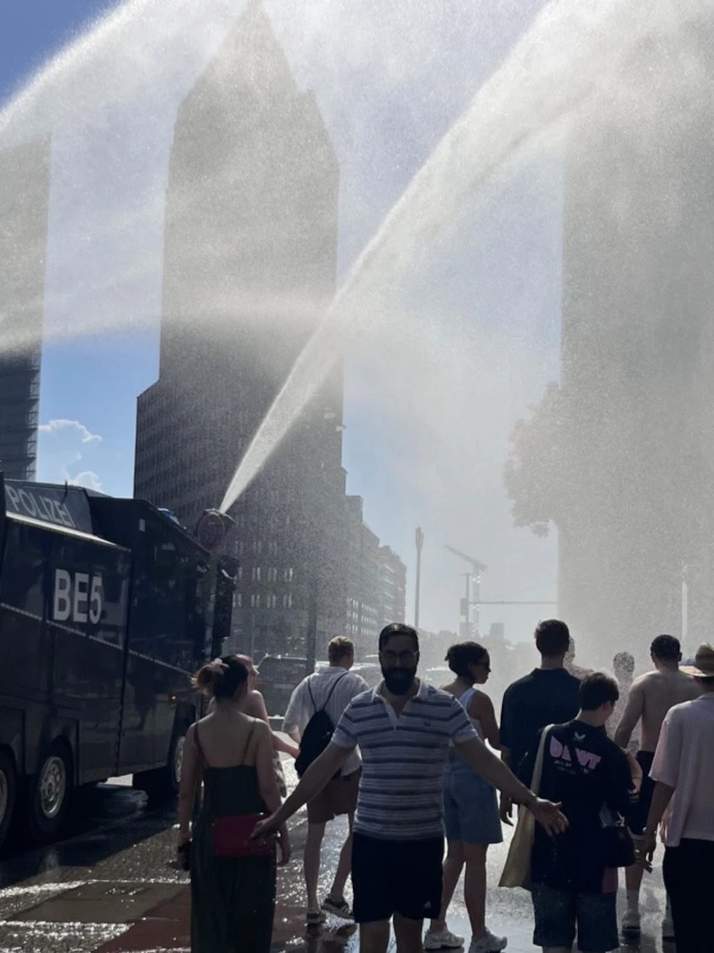 Auch am Leipziger Platz rückte die Berliner Polizei mit dem Wasserwerfer zur Abkühlung an.