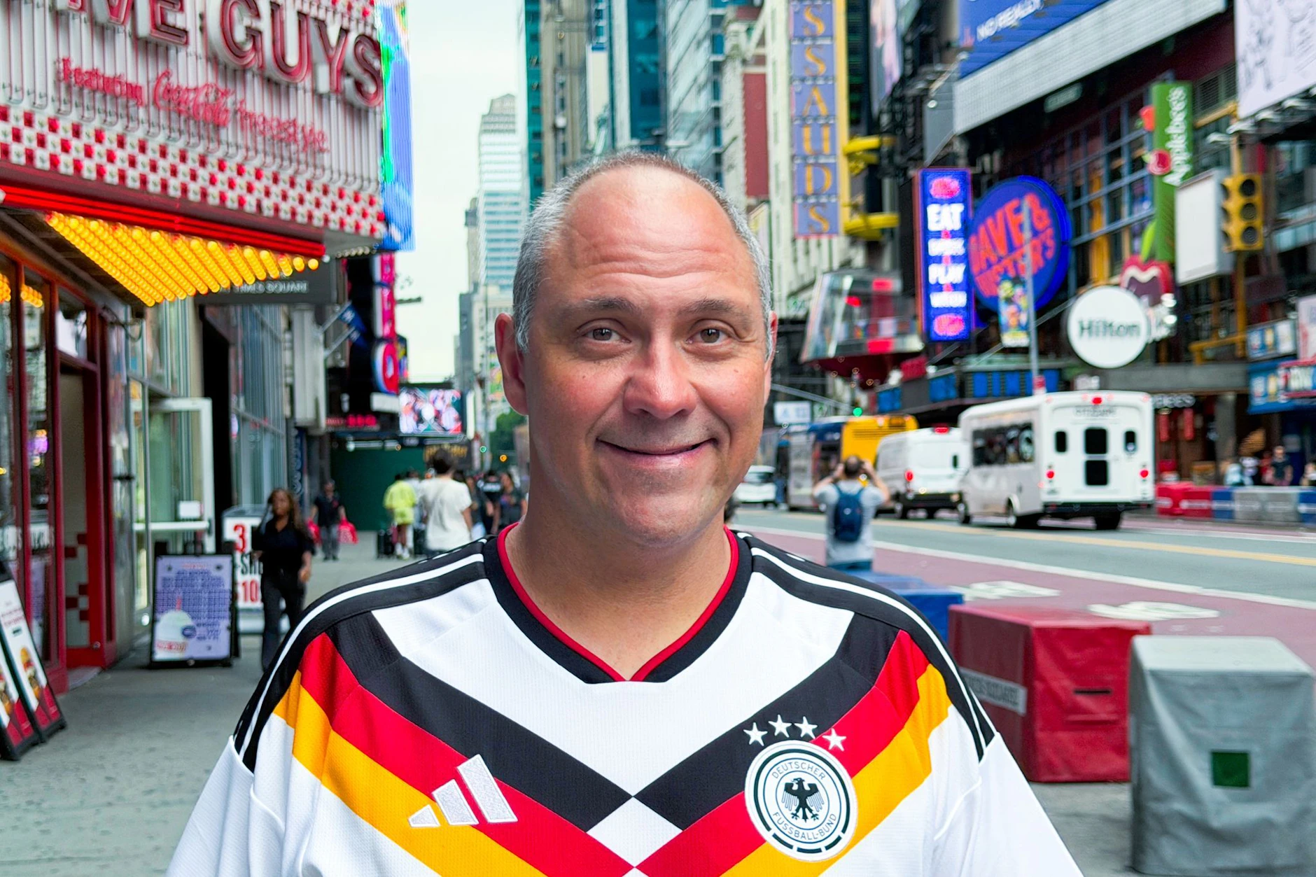 Deutschland-Fan Björn Reichard lässt sich seinen WM-Traum einiges kosten.
