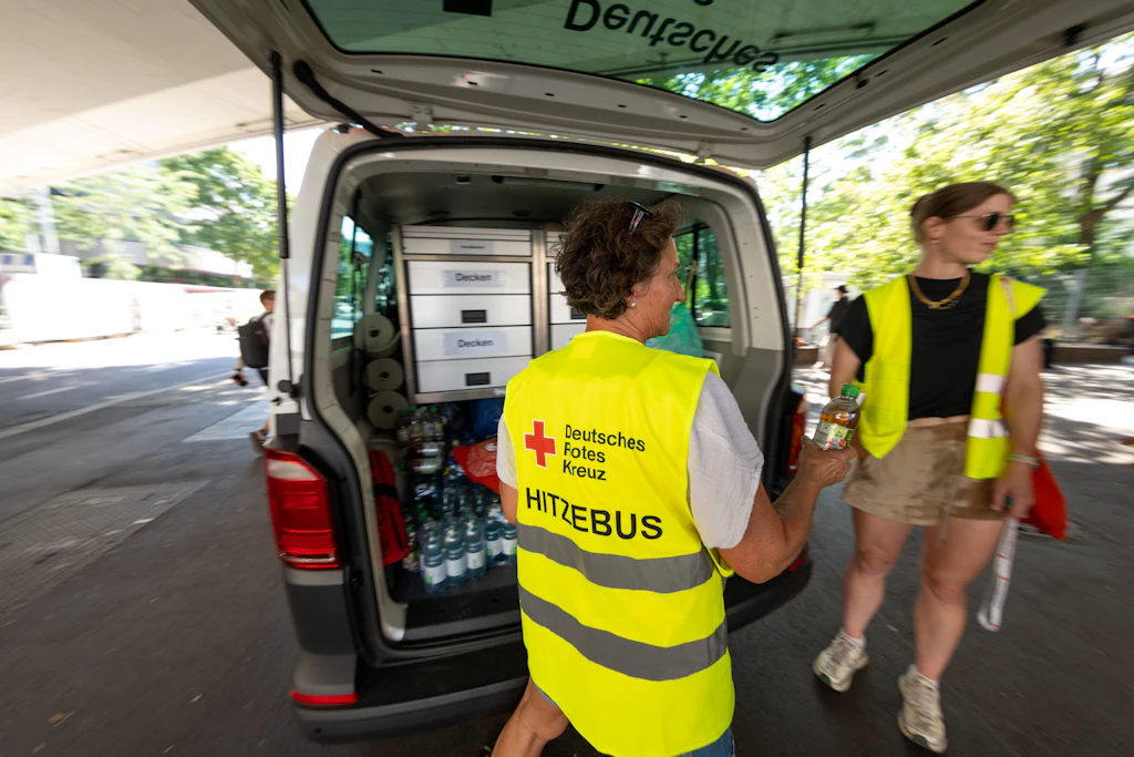 Ein Hitzebus des Deutschen Roten Kreuzes versorgt Menschen in Stuttgart mit Wasser und Getränken. Der Deutsche Wetterdienst warnte während der Hitzewelle vor starker bis extremer Wärmebelastung.