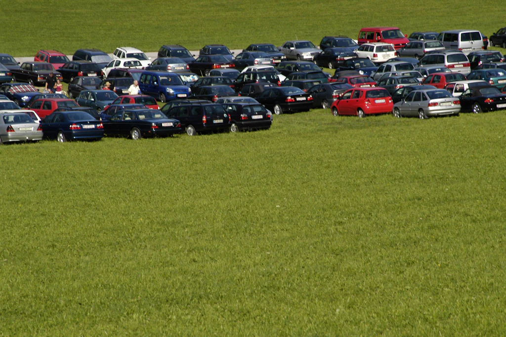 Wenn die Wiese zum Parkplatz wird: An der französischen Atlantikküste machte ein Rentner daraus ein lukratives Geschäft.
