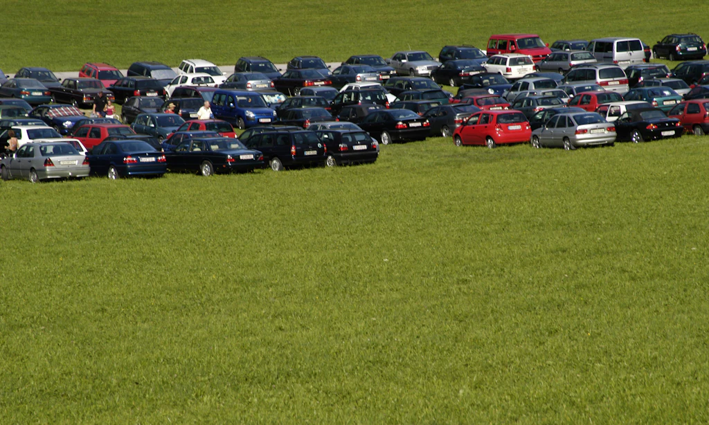 9000 Euro im Monat: Rentner machte seine Wiese zum Parkplatz – dann kam die Gendarmerie