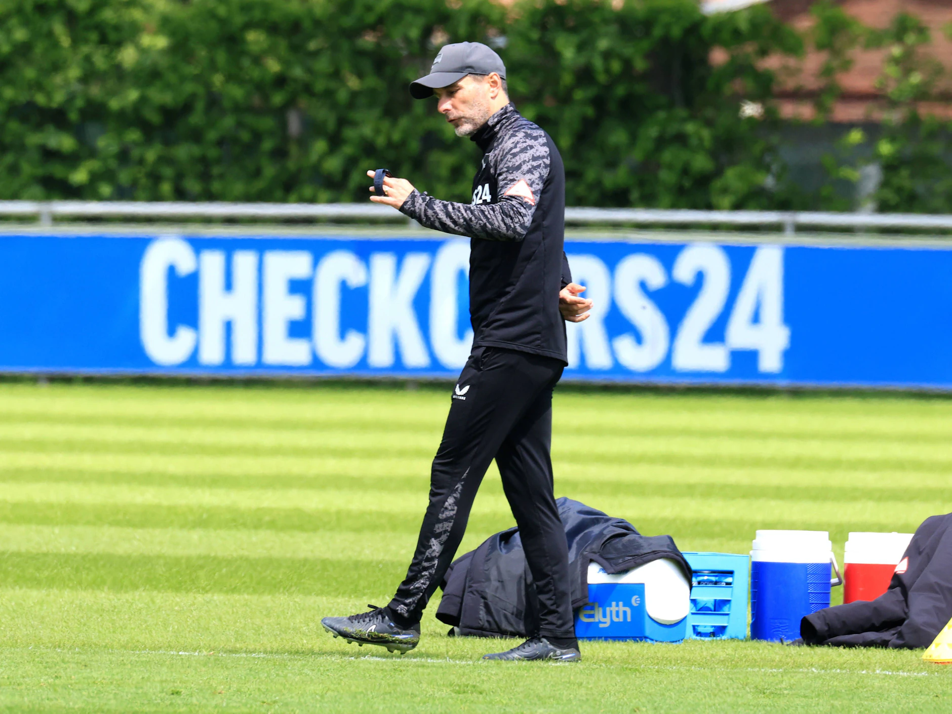 Hertha-Trainer Stefan Leitl muss nächste Saison mit einem dünneren Kader auskommen. Montag bittet er die Profis zur ersten Einheit.