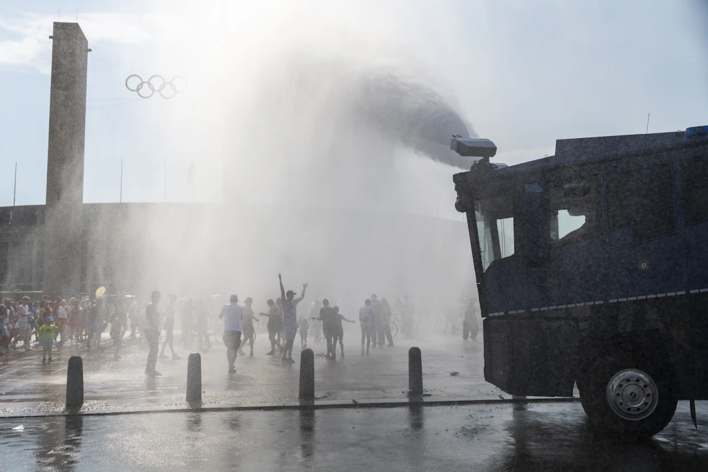 Die Berliner Polizei stellt Besuchern vor dem Olympiastadion Abkühlung mit Wasserwerfern zur Verfügung.