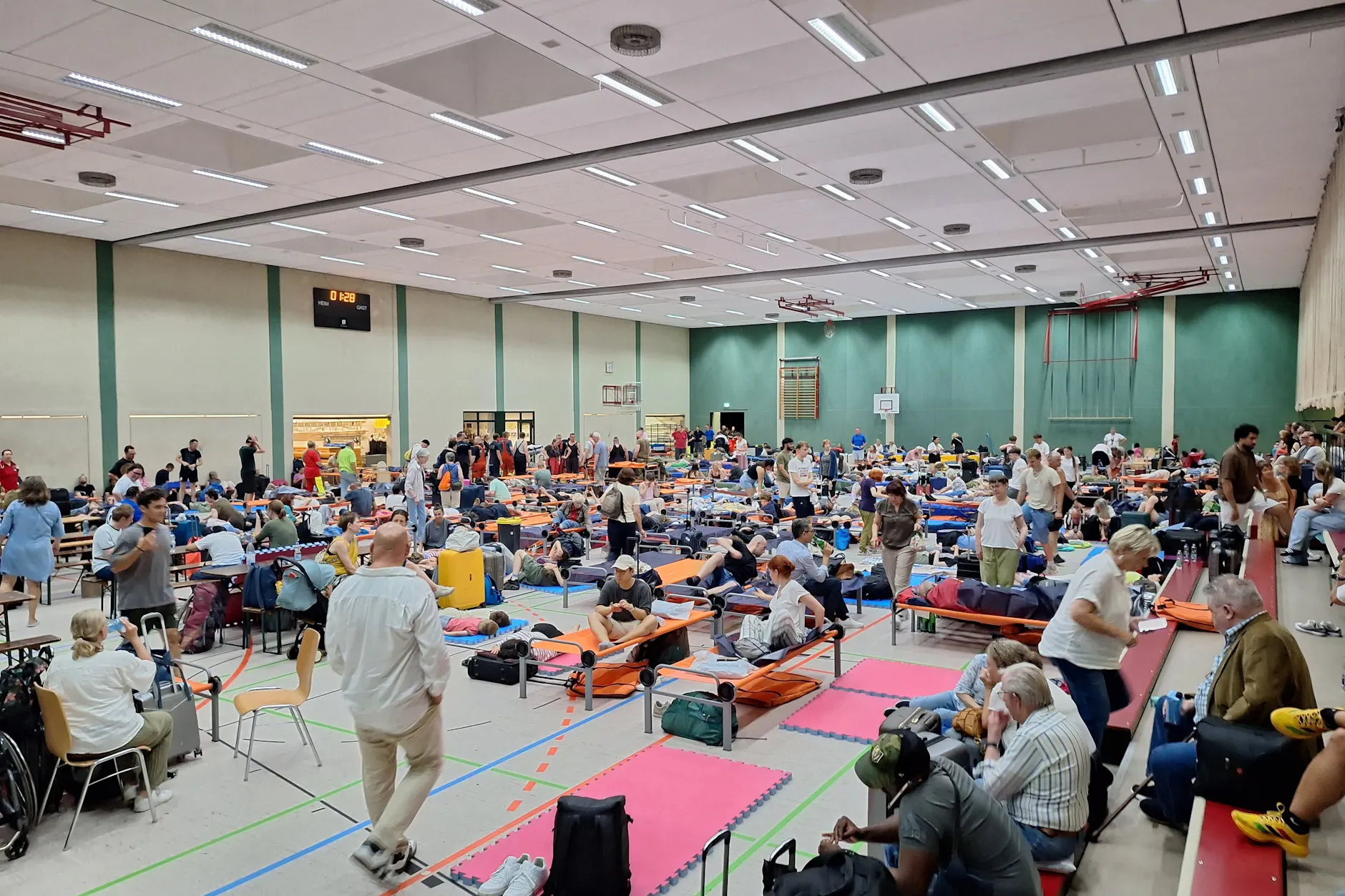 Die gestrandeten Fahrgäste wurden in einer Sporthalle untergebracht.