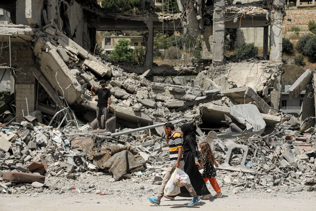 Zivilisten gehen durch ein zerstörtes Viertel in Nabatieh im Süden des Libanon.