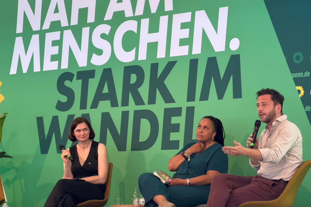 Mecklenburg-Vorpommerns Spitzenkandidatin Claudia Müller (l.), Buchautorin Tupoka Ogette&nbsp;und Co-Parteichef Felix Banaszak in der Diskussion über die ostdeutsche Identität.