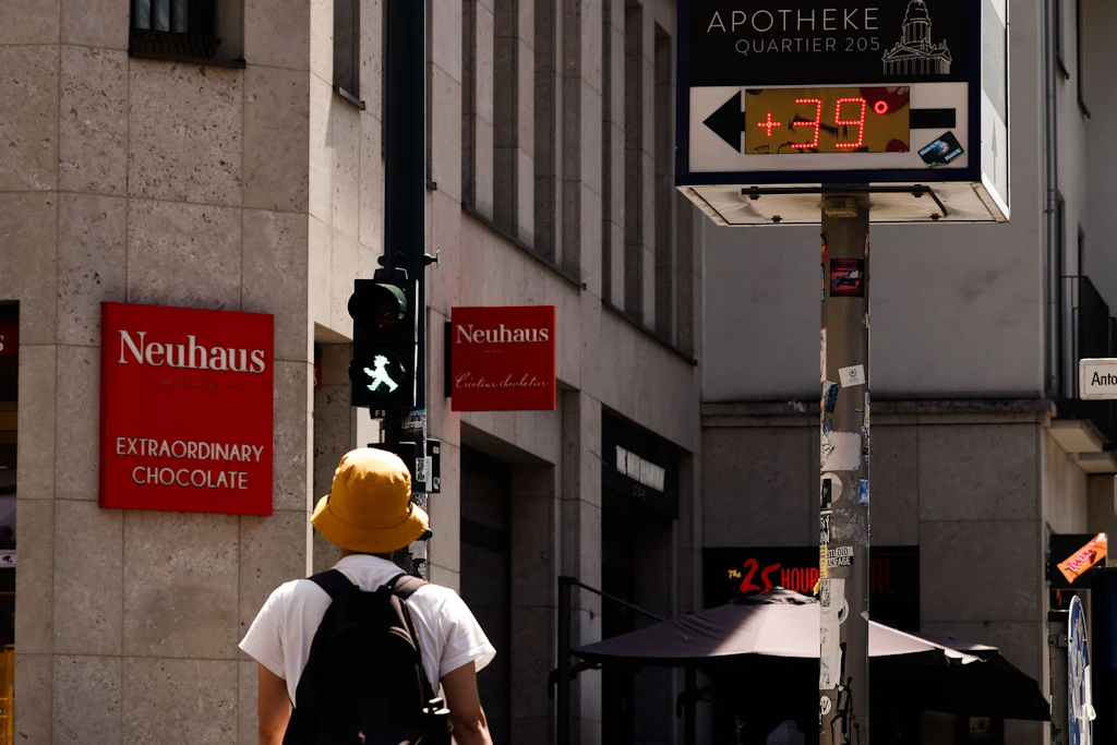 Ein Thermometer neben einer Apotheke zeigt in Berlin 39 Grad. Auf Hitze folgen moderate Temperaturen. Das Auf und Ab fordert dem Körper einiges ab.