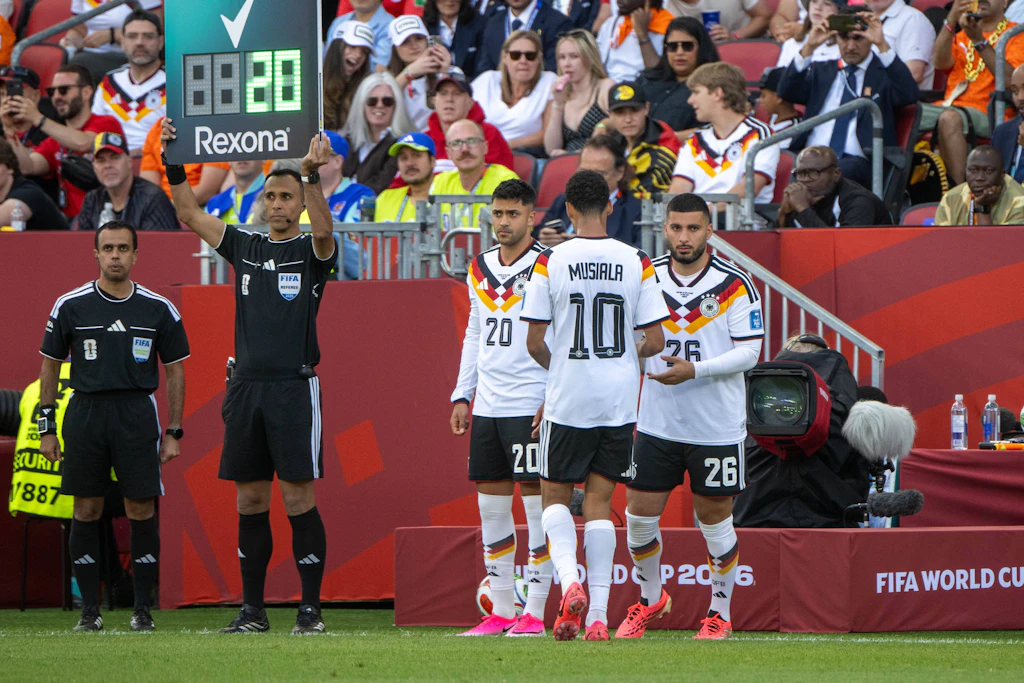 Gilt ab 1. Juli auch für den 1. FC Union in der Bundesliga: Spielerwechsel, wie dieser der deutschen Mannschaft im Spiel gegen die Elfenbeinküste, müssen innerhalb von zehn Sekunden vollzogen sein, sonst droht eine Strafe.