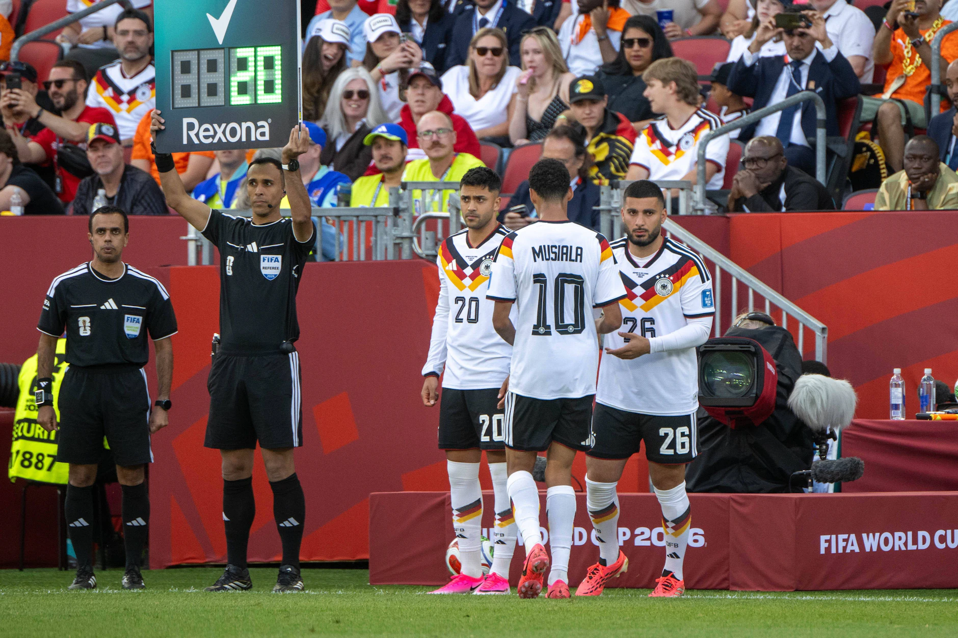 Gilt ab 1. Juli auch für den 1. FC Union in der Bundesliga: Spielerwechsel, wie dieser der deutschen Mannschaft im Spiel gegen die Elfenbeinküste, müssen innerhalb von zehn Sekunden vollzogen sein, sonst droht eine Strafe.