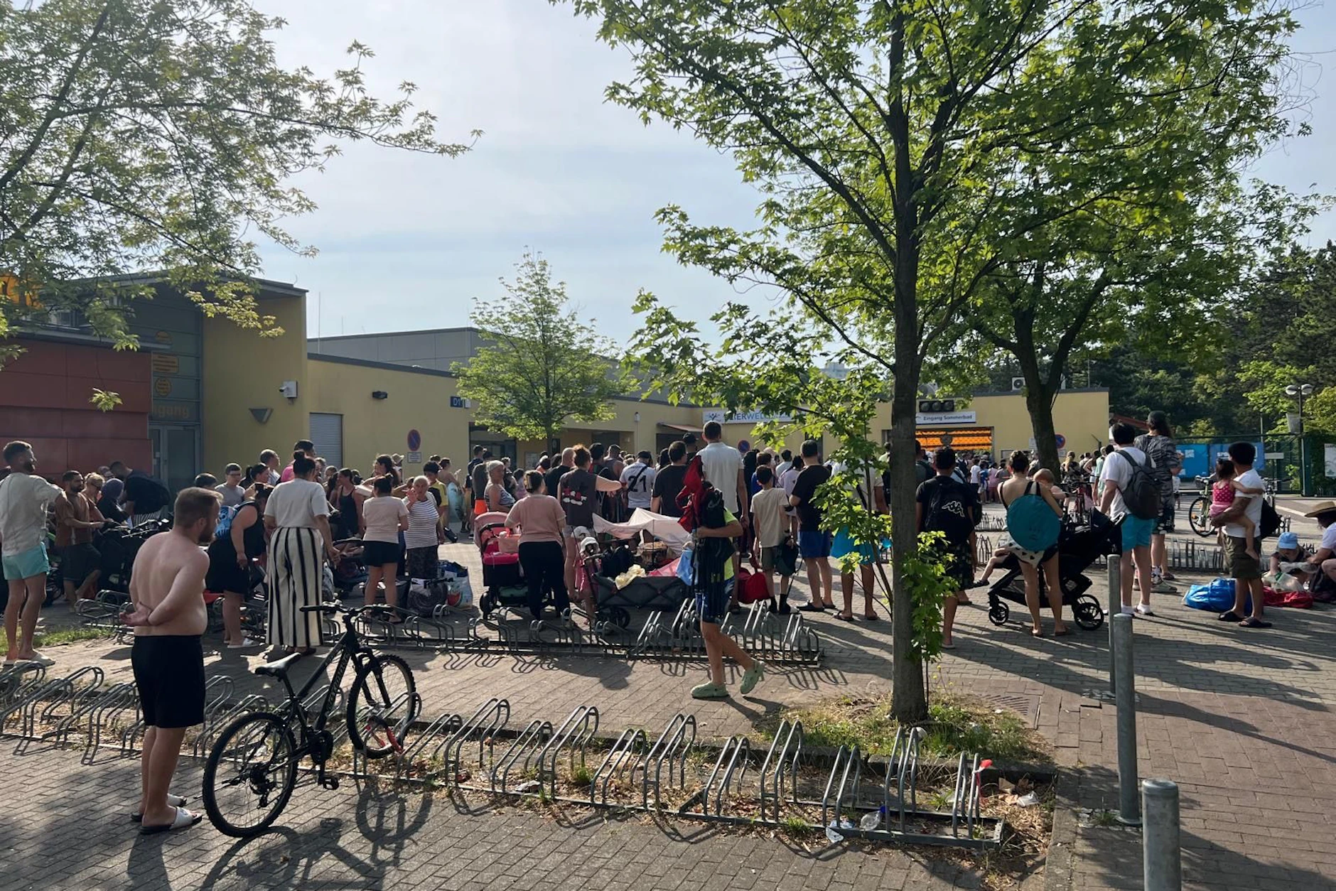 Kein Einlass im Sommerbad Gropiusstadt: Berliner warten seit Stunden!