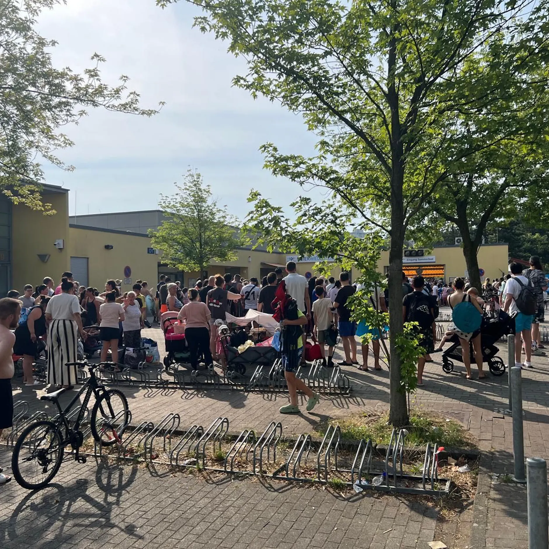 Image - Kein Einlass im Sommerbad Gropiusstadt: Berliner warten seit Stunden!