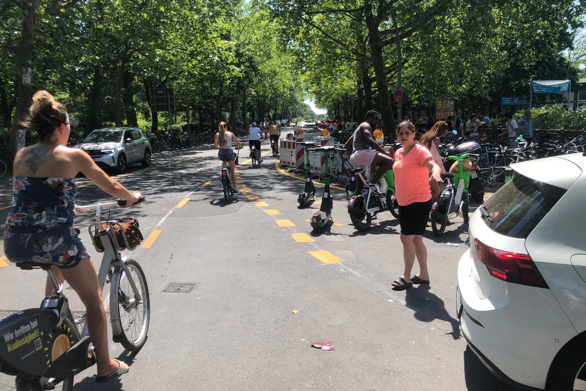 Autofahrer, Fußgänger, Fahrradfahrer und eine Bausstellenabsperrung vor dem Prinzenbad.