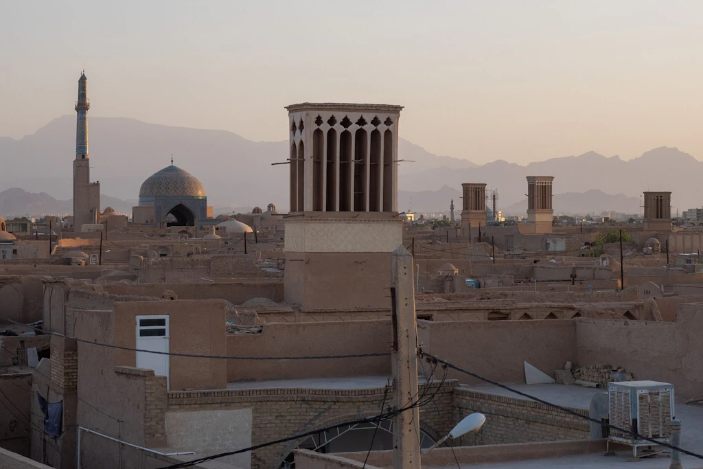 Windtürme im Iran beruhen auf einer bis zu 2500 Jahre alten Bauweise. Man könnte die Technologie in moderner Form auch hierzulande nachnutzen.