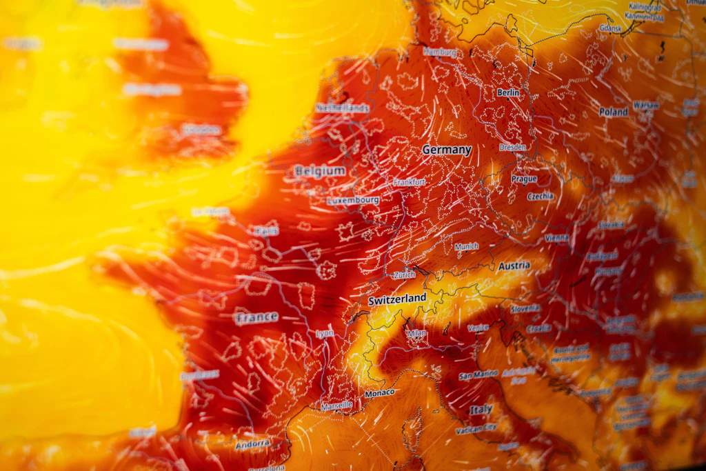 Glühendes Rot über Deutschland: Die Hitzekuppel über Mitteleuropa brachte am Sonntag mit 41,7 Grad den heißesten je gemessenen Tag der deutschen Wettergeschichte. (Symbolbild)