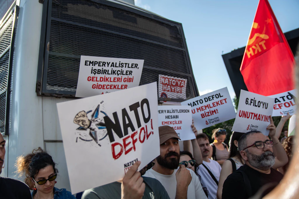 Aktivisten der Initiative No to NATO Coordination demonstrieren in Istanbul gegen den bevorstehenden Nato-Gipfel in Ankara.