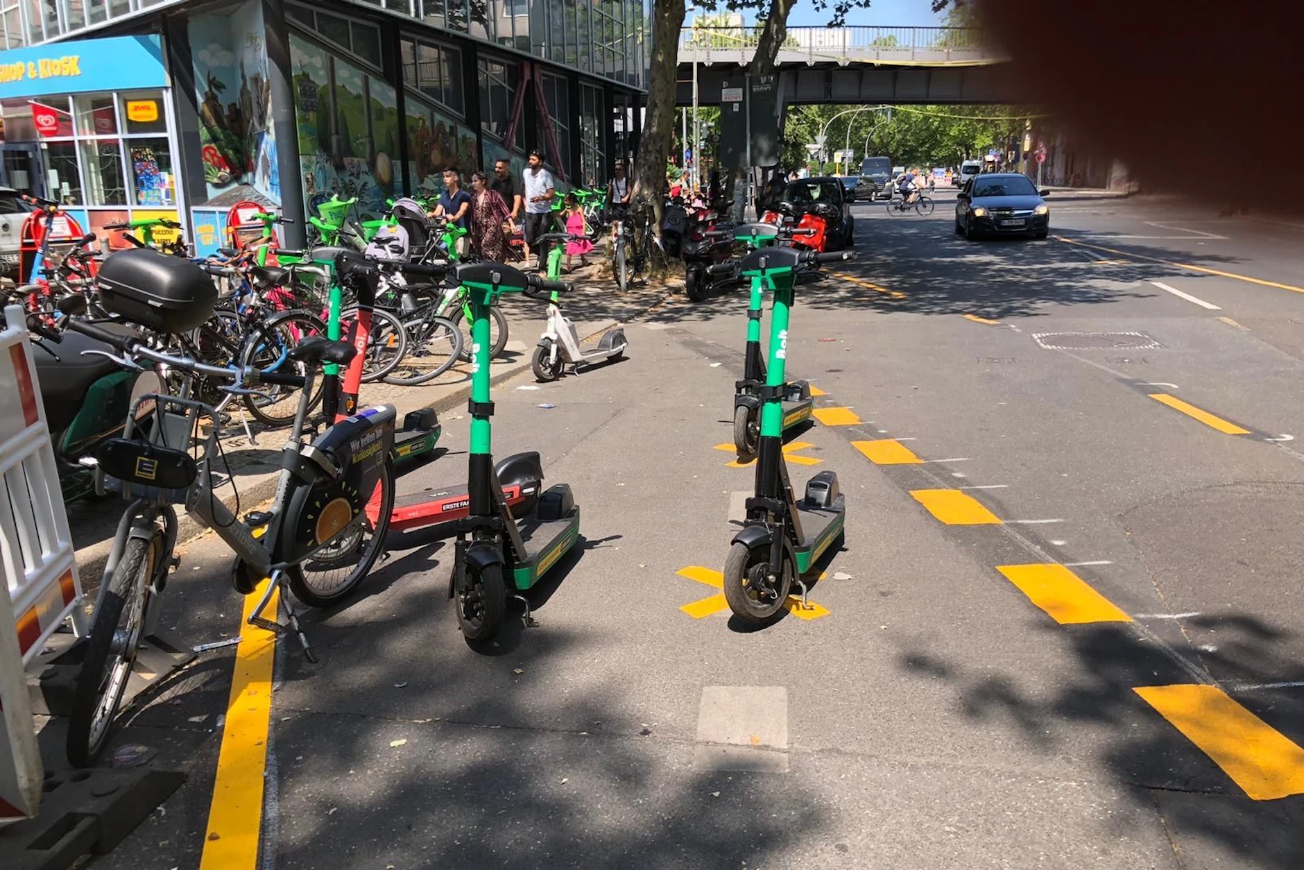 Auch die E-Scooter fluten die Geh- und Radwege.