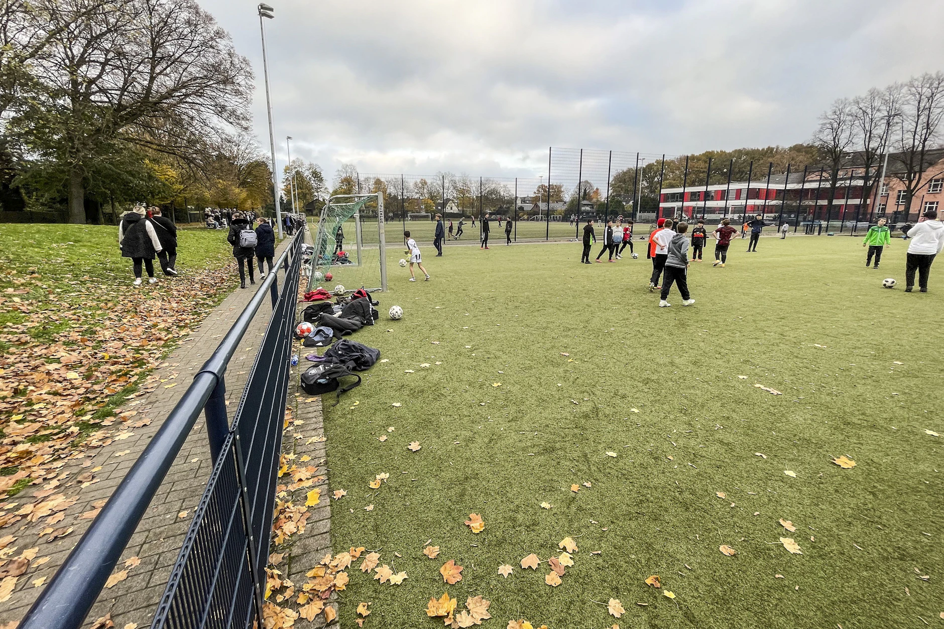 Es fängt auf Sportplätzen an und geht abseits weiter: Täter erschleichen sich hier das Vertrauen der Kinder.