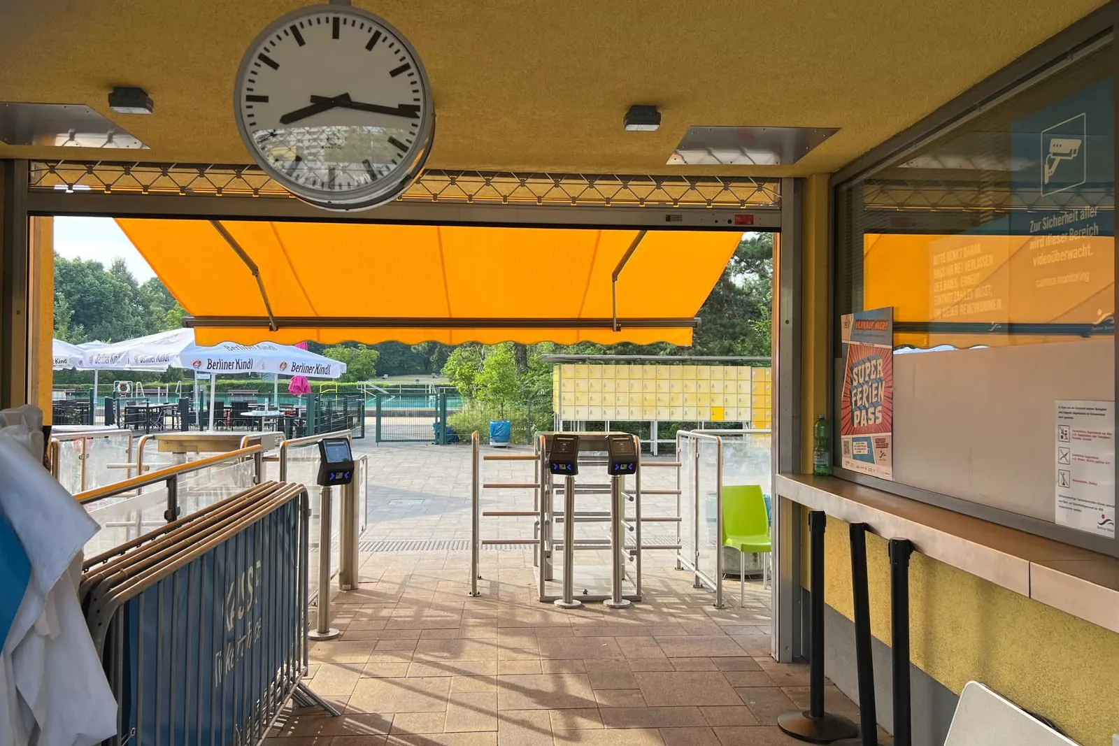 Das Sommerbad ist noch leer, die Mitarbeiter lassen die Besucher nicht rein.