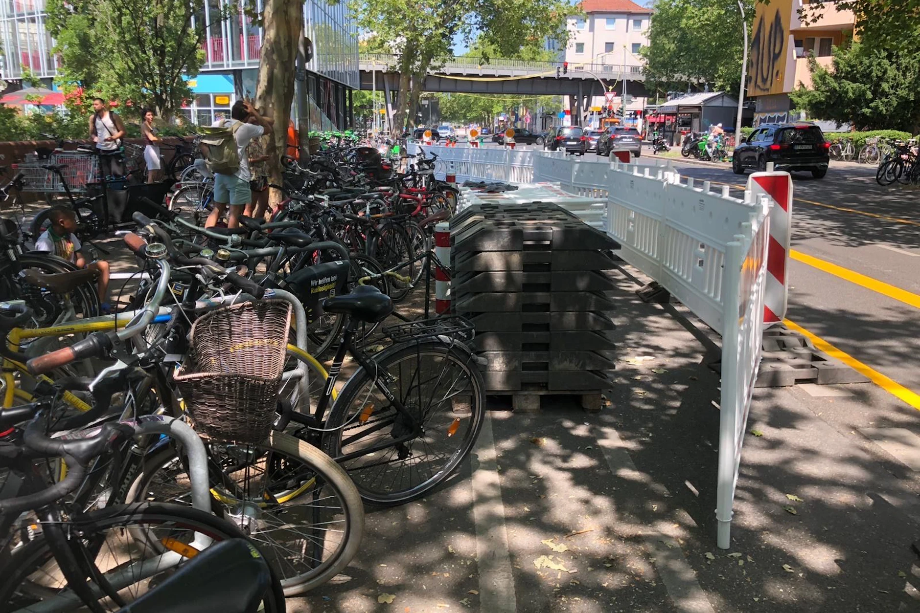 Hunderte Fahrräder blockieren die Straße und Gehwege vor dem Prinzenbad in Kreuzberg.