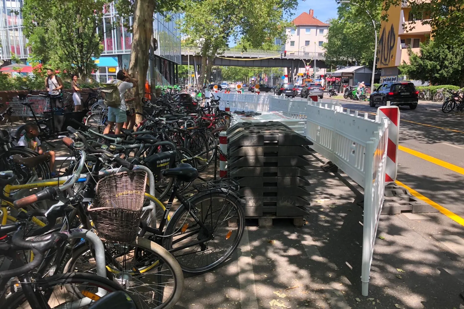 Gefährliche Situation vor Berliner Freibad? Busse, Autos und Kinder-Chaos