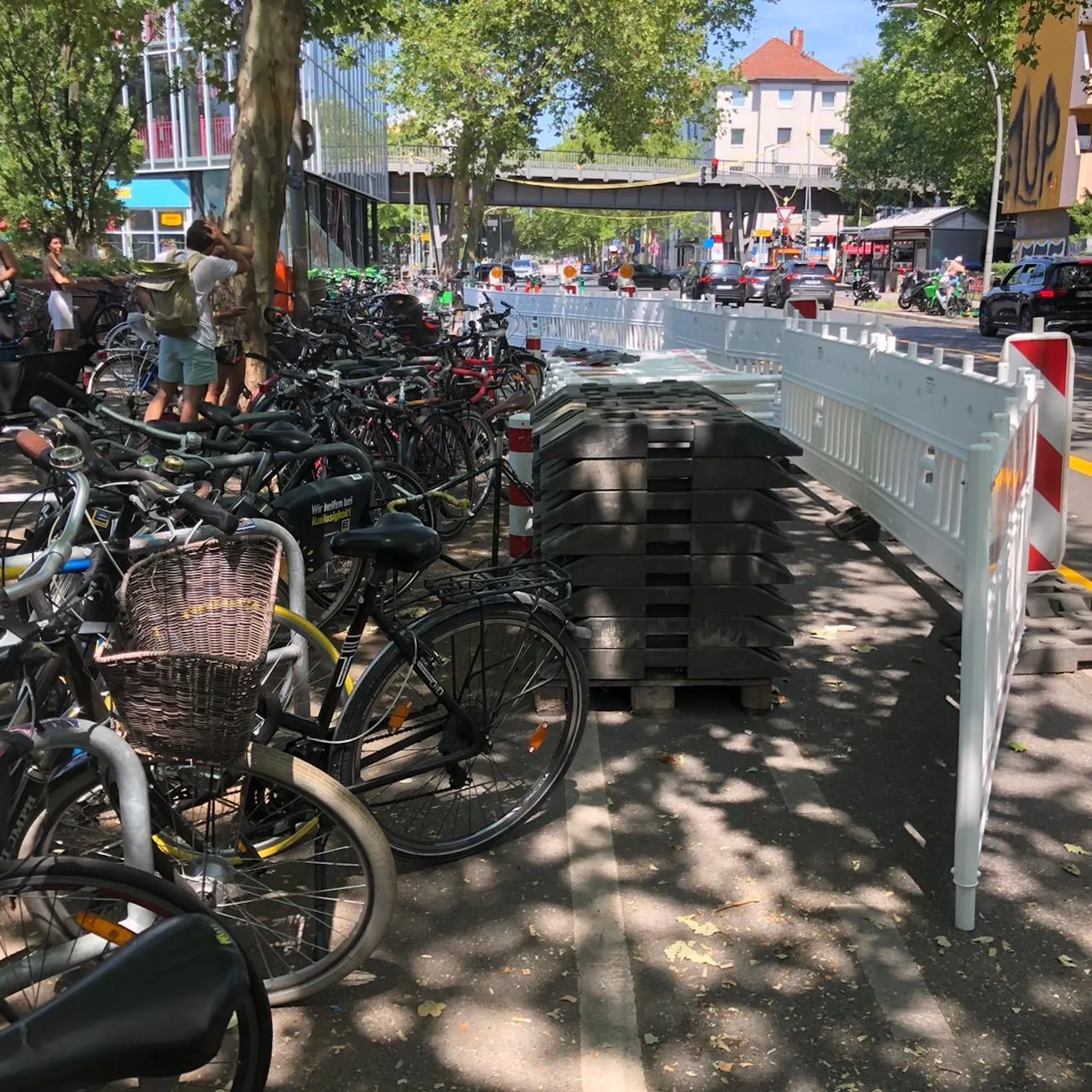 Image - Gefährliche Situation vor Berliner Freibad? Busse, Autos und Kinder-Chaos