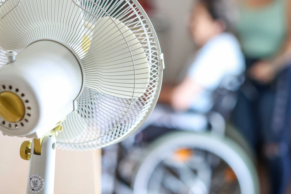 Ventilator statt Klimaanlage: In deutschen Hitzeschutzplänen bleibt die effektivste Kühlmethode unerwähnt.