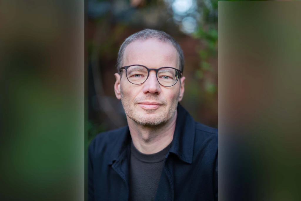 Andreas Martin Widmann lebt in Berlin und unterrichtet am Bard College.