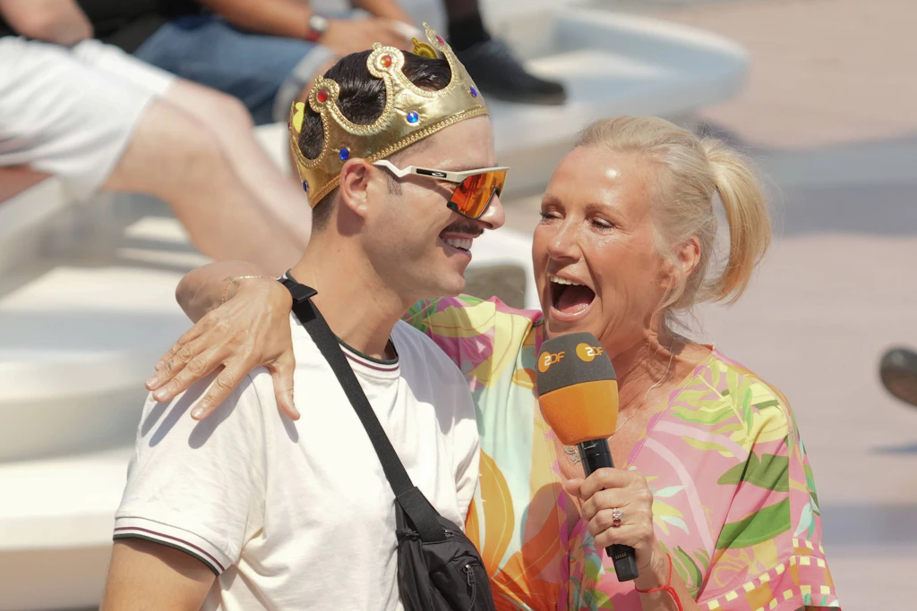 Auch ohne Alkohol auf 180: Andrea Kiewel während der „Fernsehgarten“-Sommersendung mit einem Gast