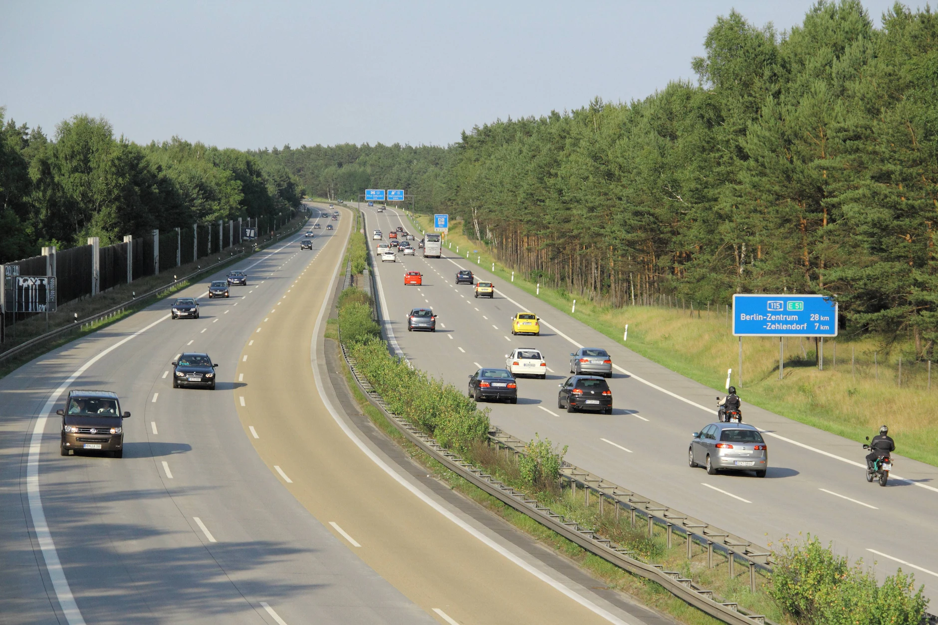 Die A115 in Richtung Berlin, hier bei fließendem Verkehr. Zum Wochenstart drohen rund um die gesperrte Strecke lange Staus. 