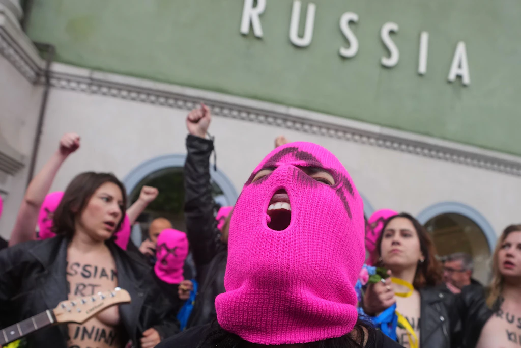 Der russische Pavillon in Venedig wurde wieder bespielt und war Schauplatz von Protesten. Hier im Mai mit Pussy Riot und Femen.