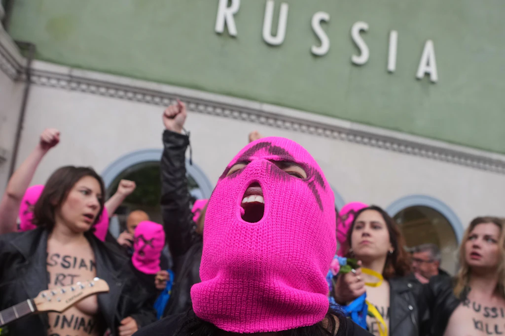 Der russische Pavillon in Venedig wurde wieder bespielt und war Schauplatz von Protesten. Hier im Mai mit Pussy Riot und Femen.