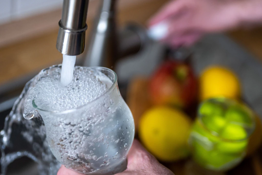 In Buckow ist das Trinken von Leitungswasser ohne vorheriges Abkochen nicht mehr sicher. (Symbolbild)