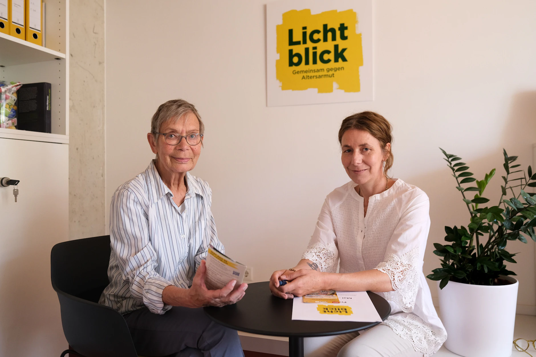 Mareike Junge-Jetten (r.) von der Seniorenhilfe Lichtblick berät und unterstützt Marianne.