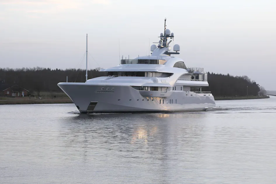 Nach Jahren unter dem Radar: Yacht mit Verbindungen zu Putin vor Dänemark gesichtet