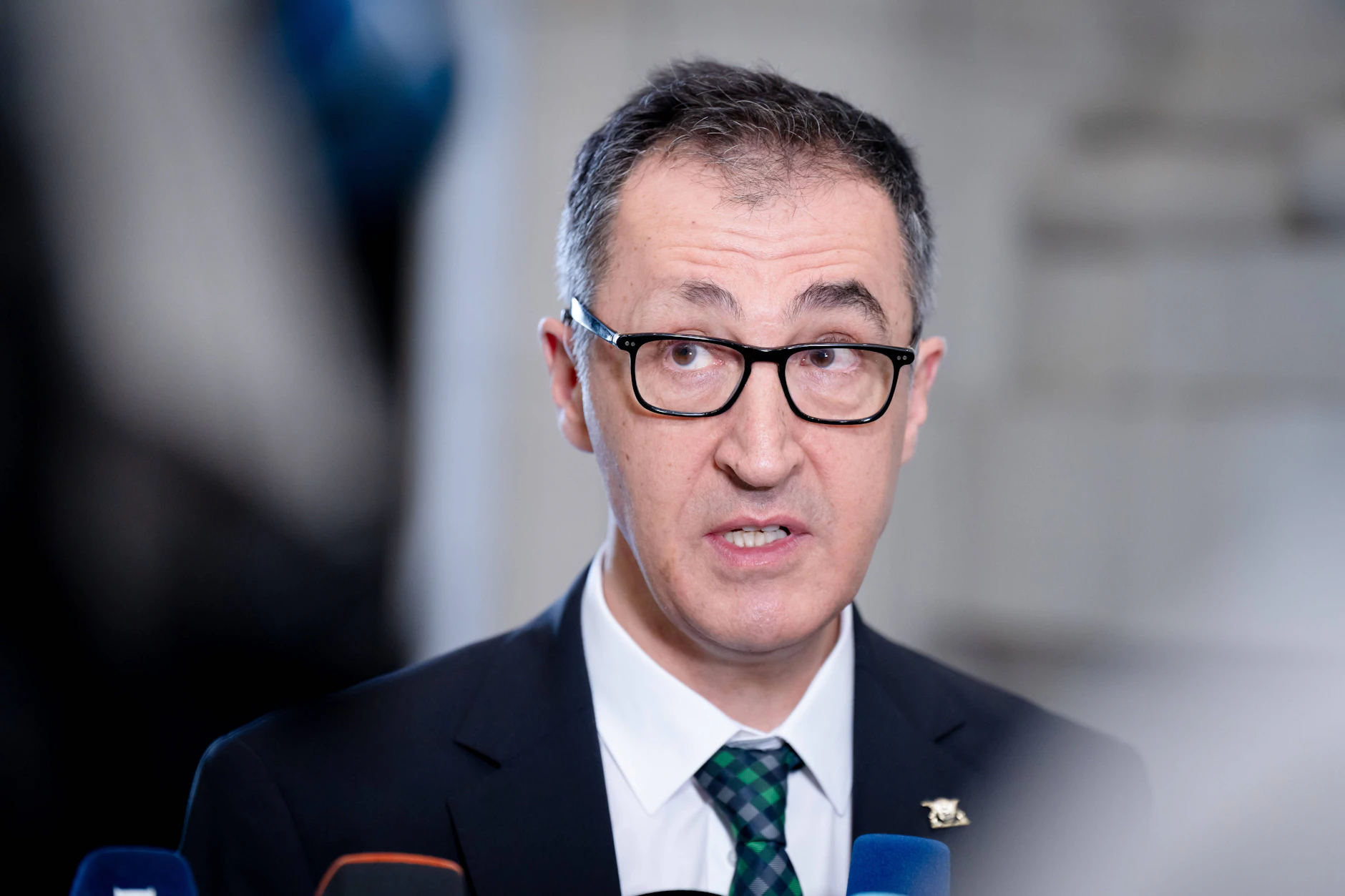 Cem Özdemir ist seit Mai 2026 Ministerpräsident des Landes Baden-Württemberg. Er ist natürlich gegen den Plan der Grünen – denn der Süden Deutschlands würde draufzahlen.