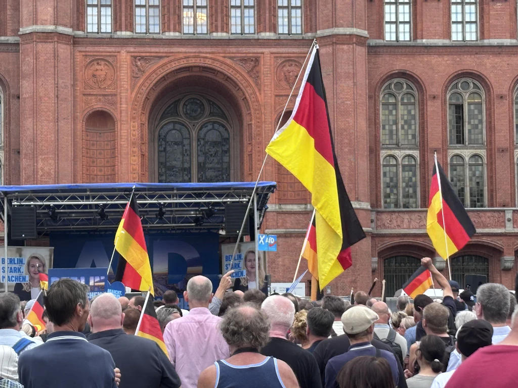 AfD-Auftritt am Roten Rathaus: Tino Chrupalla witzelt über Kai Wegner