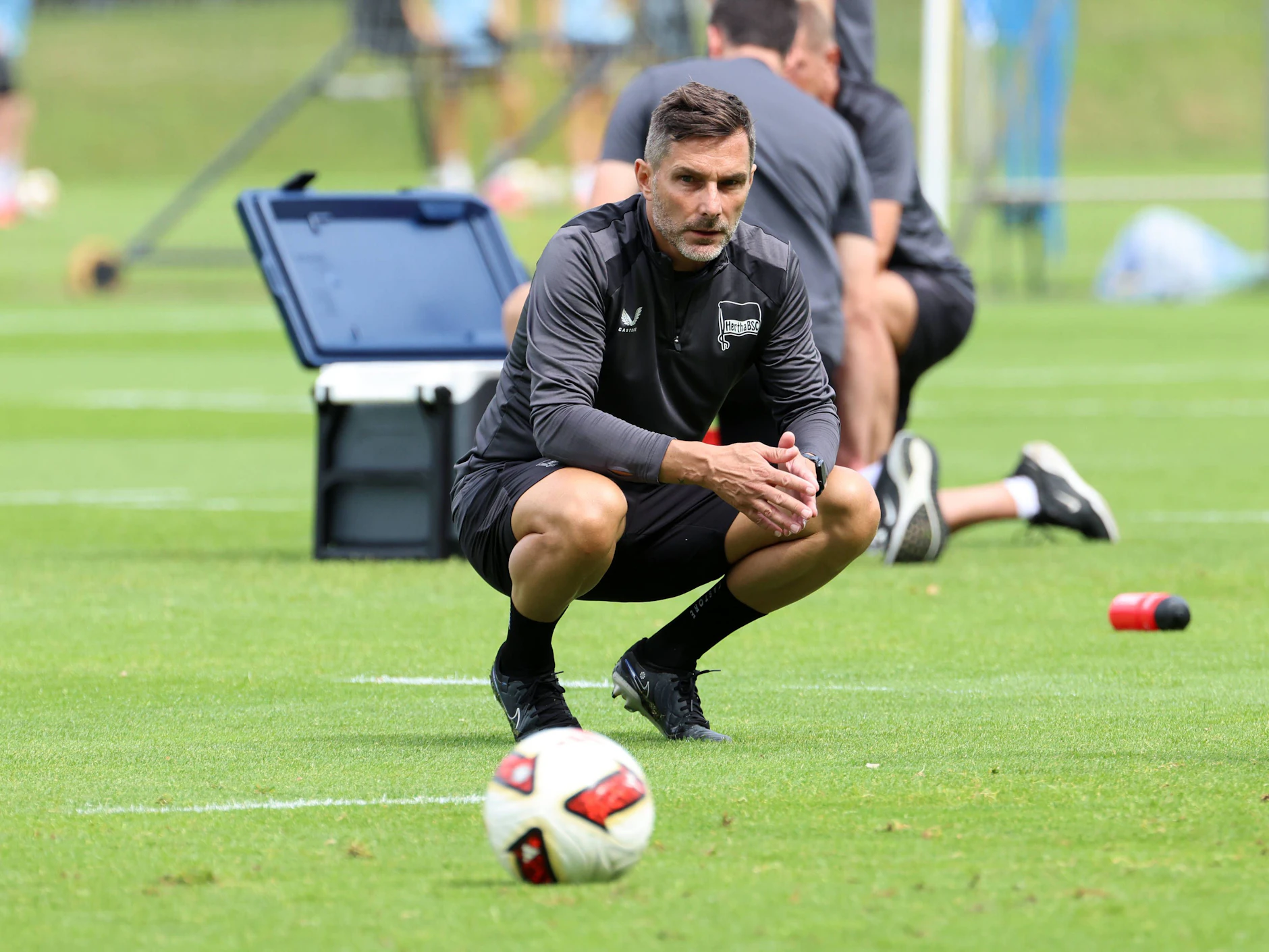 Hertha-Coach Stefan Leitl am Montag beim Trainingsauftakt. Auch er wartet gespannt, wie sich Torwart Tjark Ernst entscheidet.