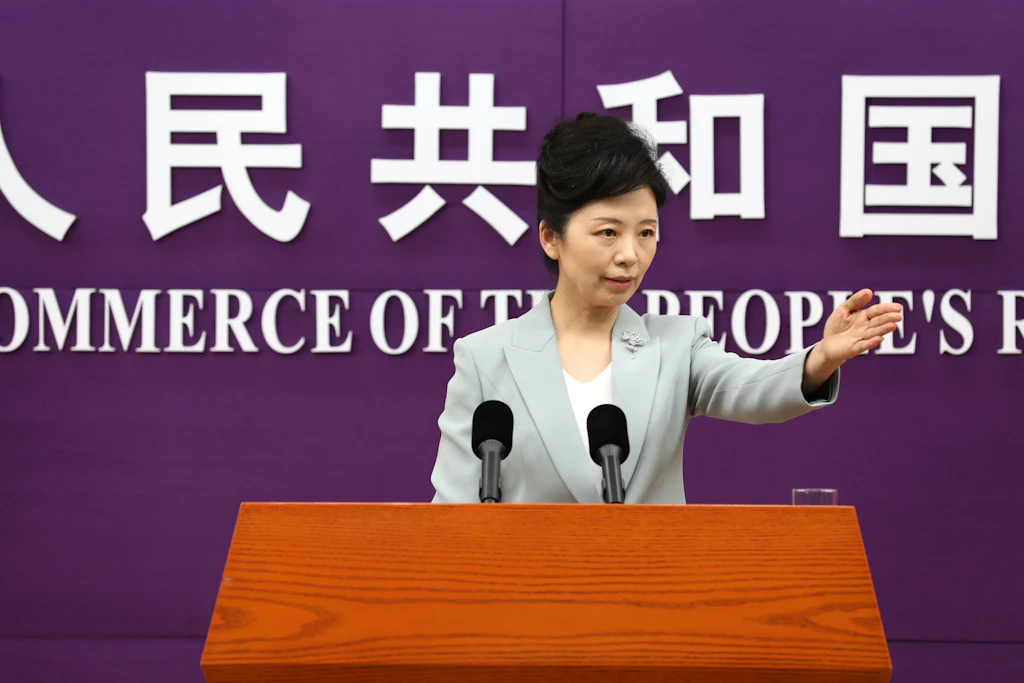 He Yongqian, Sprecherin des chinesischen Handelsministeriums, bei einer Pressekonferenz in Peking
