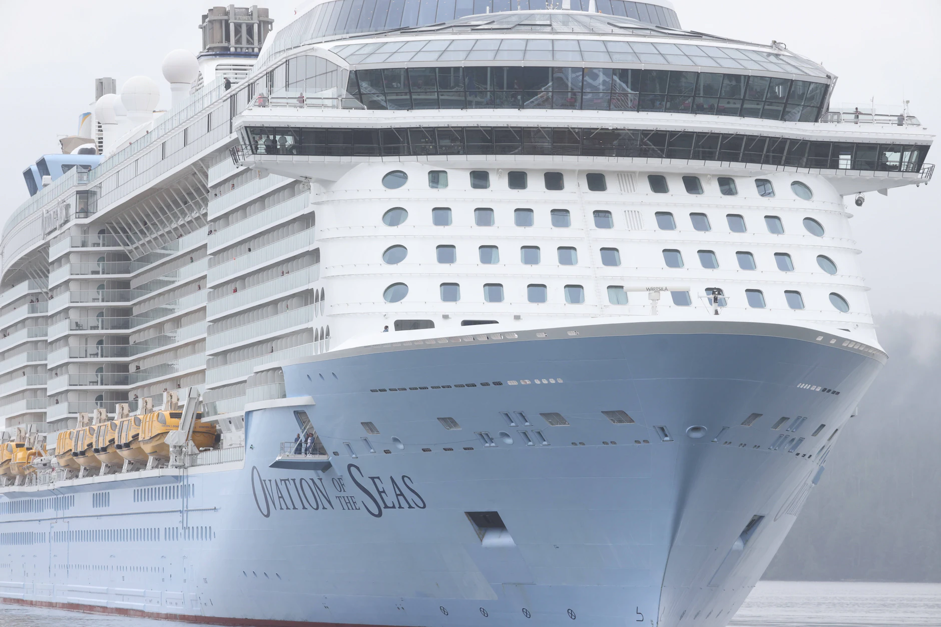 Die „Ovation of the Seas" von Royal Caribbean – das Schiff, das in Seward mit einem toten Finnwal auf dem Bug einlief.