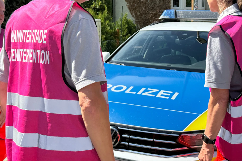 Einsatzkräfte zur Krisenintervention stehen auf einer Straße in Stade.