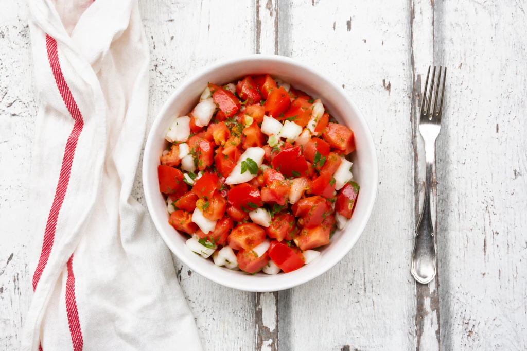 So hat den Tomatensalat schon Oma angerichtet: Viel mehr als Tomaten, Zwiebel, Petersilie und Dill braucht es nicht.