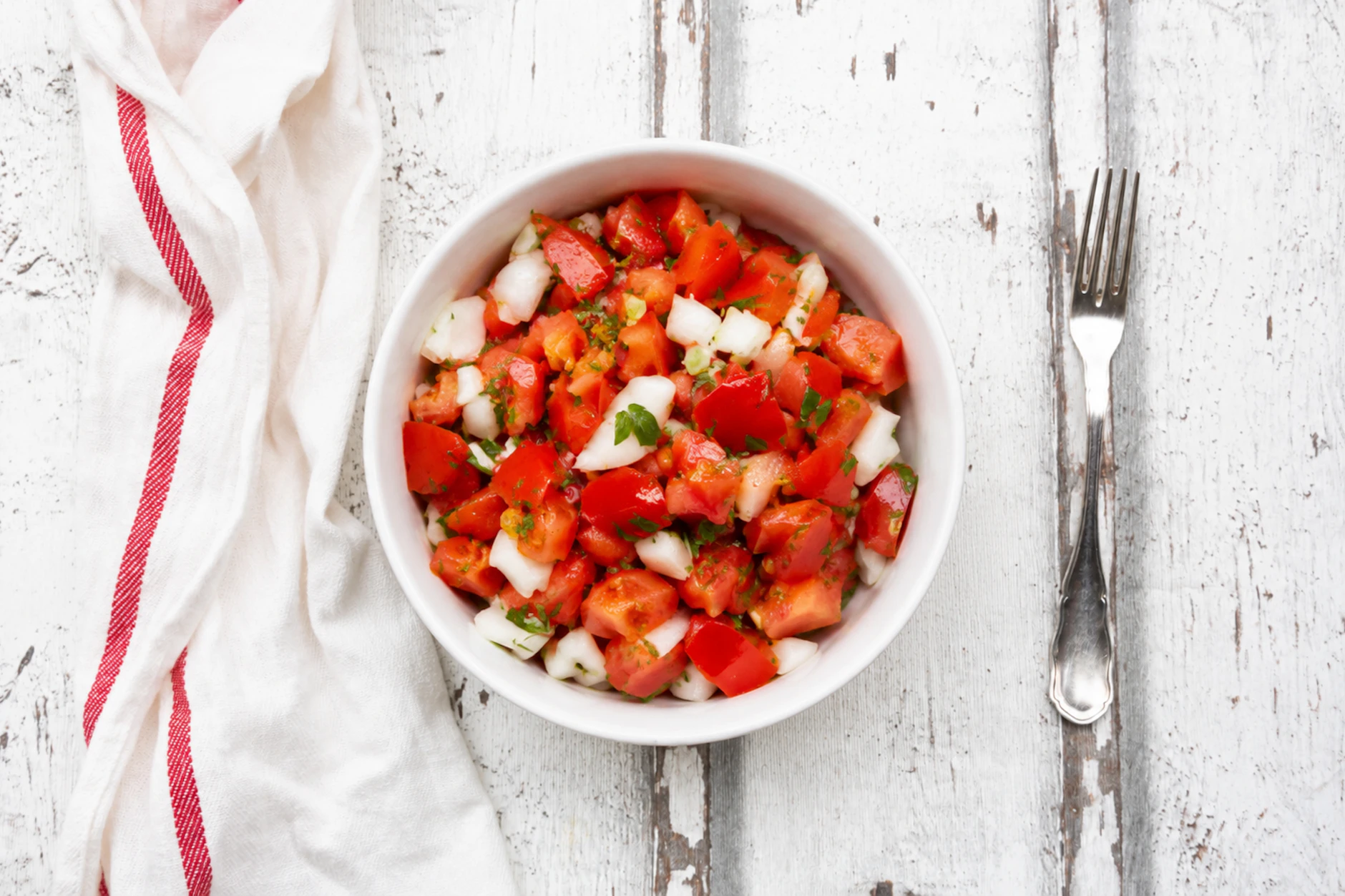 So hat den Tomatensalat schon Oma angerichtet: Viel mehr als Tomaten, Zwiebel, Petersilie und Dill braucht es nicht.