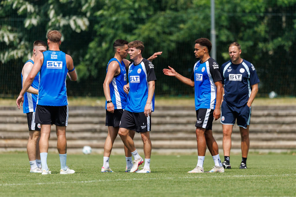 Trainingsauftakt bei 30 Grad: Coach Daniel Brinkmann (r.) mit einigen seiner Profis.