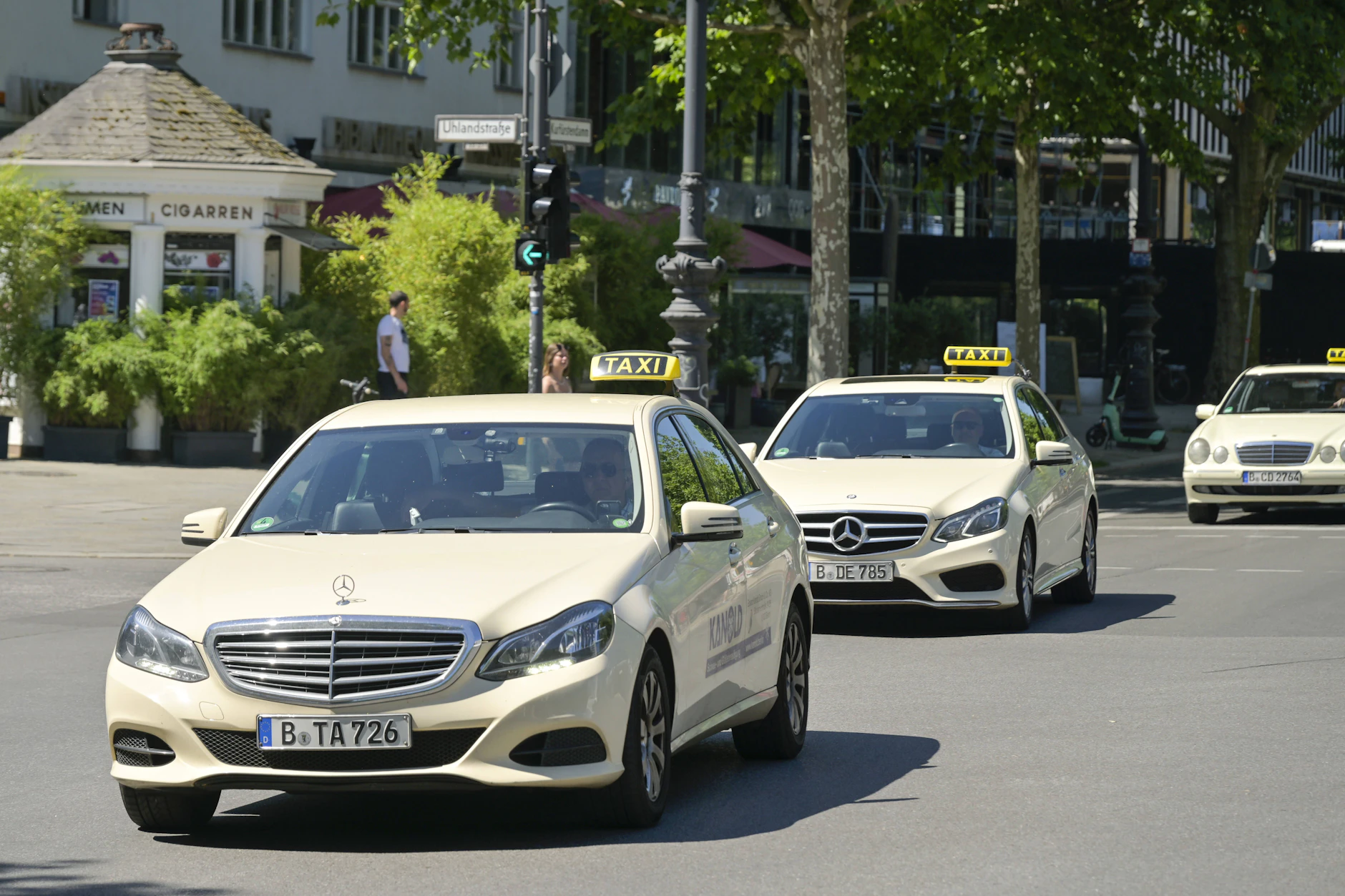 In Berlin gibt es (Stand März 2026) etwa 1500 klassische Taxiunternehmen mit Konzession. Uber, Bolt und Co. zählen nicht dazu.