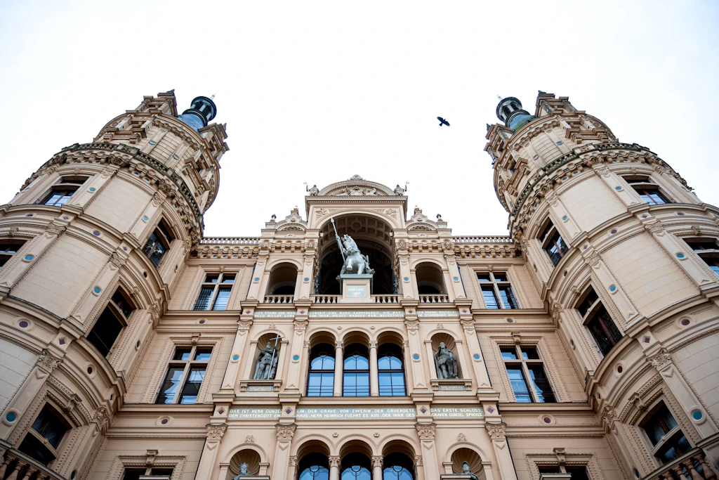 Erst Mai und nun Juli: Am Mittwoch wollten SPD, Linke und Grüne erneut die Landesverfassung in Mecklenburg-Vorpommern ändern und das Verfassungsgericht gegen Einflussnahme durch die AfD absichern.