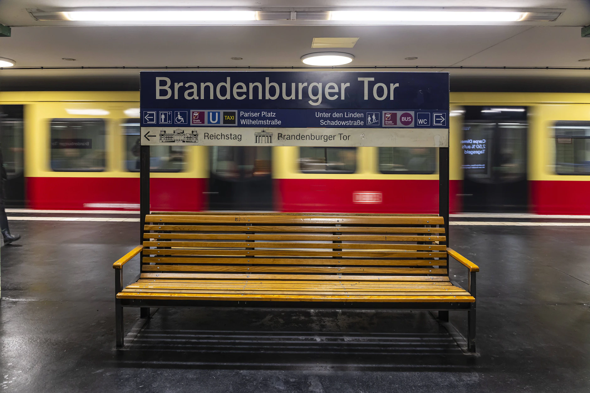 Aktuell fahren die aus dem Süden kommenden S-Bahnen noch am Brandenburger Tor vorbei bis zur Friedrichstraße, Nordbahnhof und Co. – damit ist während der Sperrung dann erstmal Schluss.