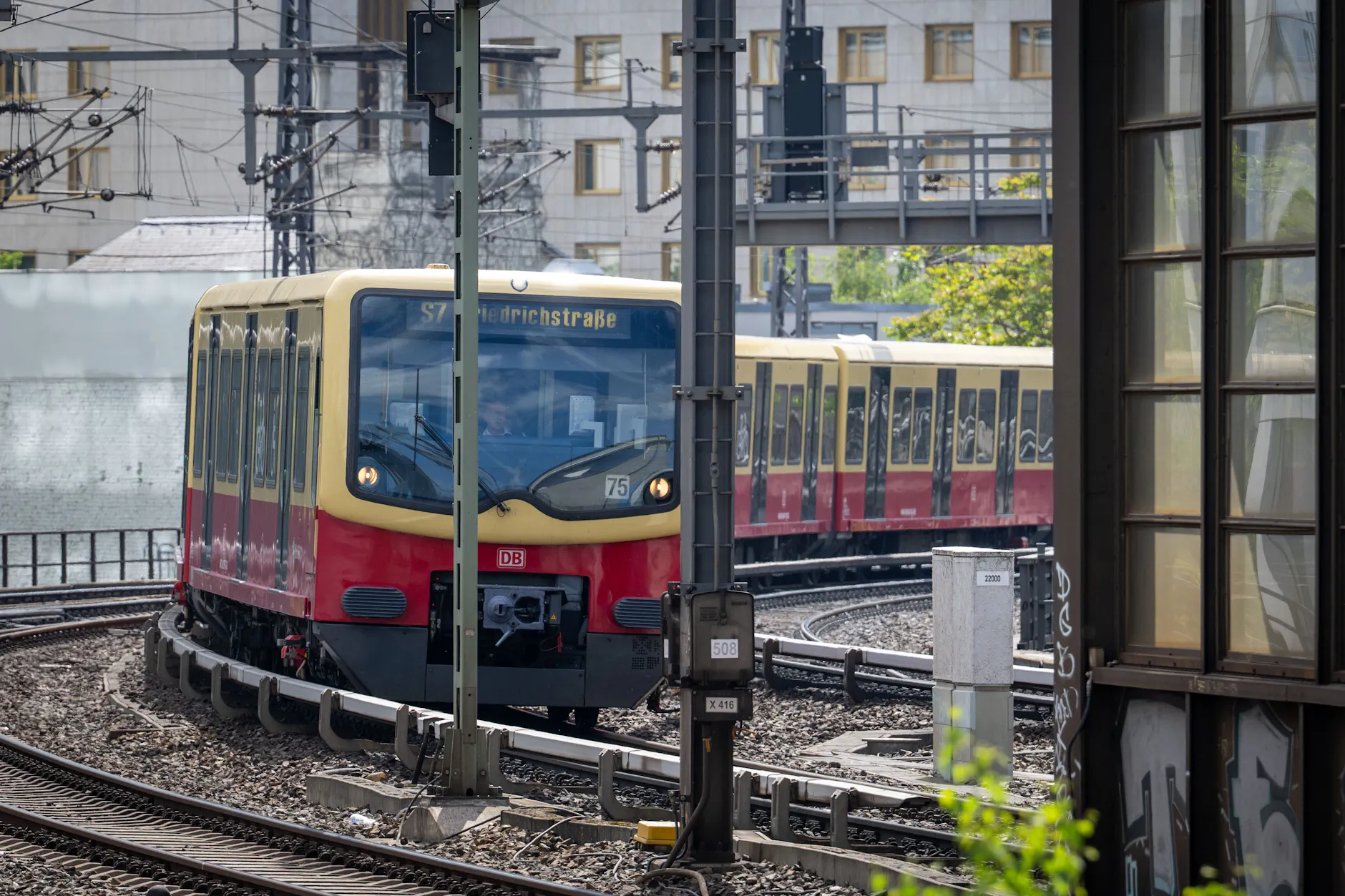Die S-Bahn S7 fährt mit Fahrtziel Friedrichstraße in den Bahnhof Zoologischer Garten ein.