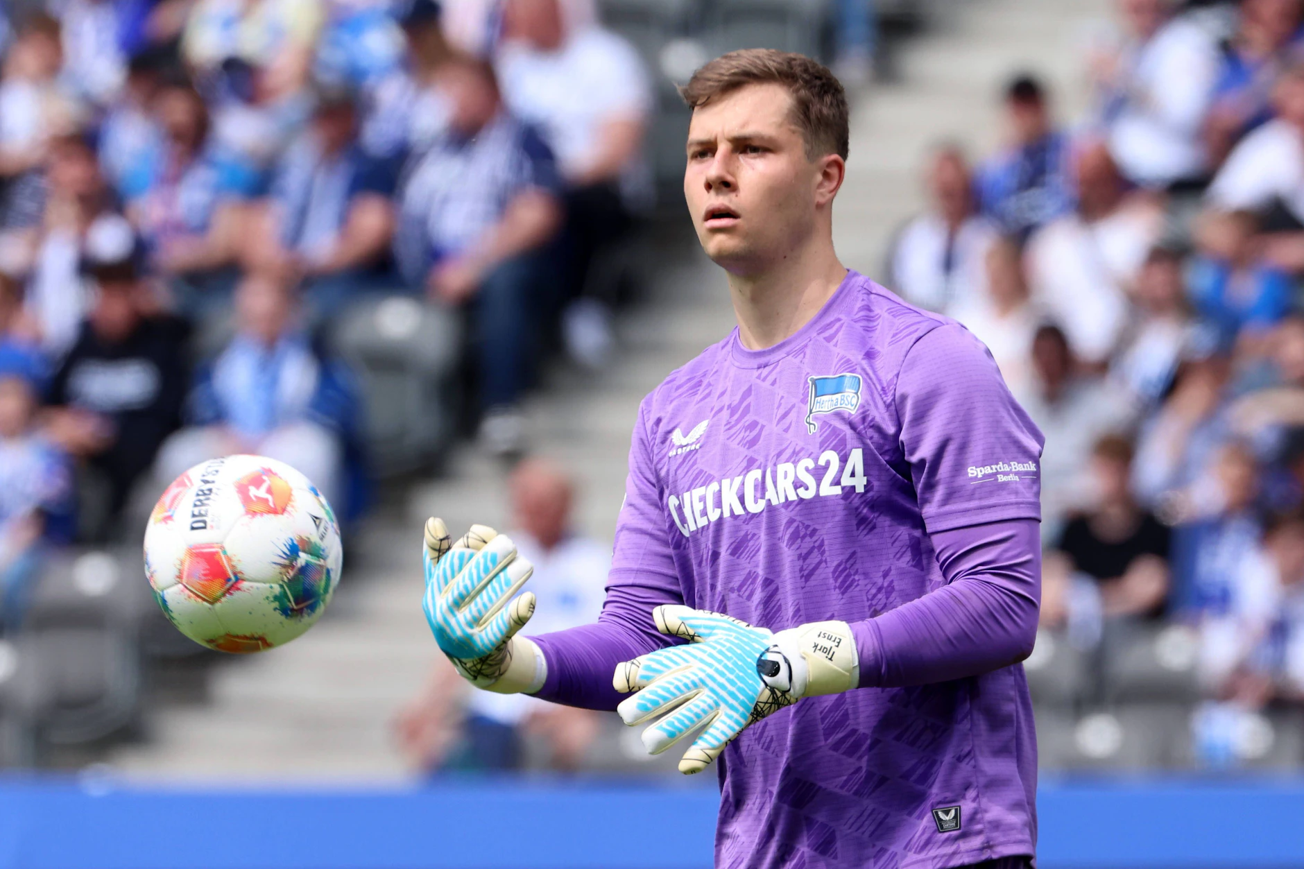 Hertha-Torwart Tjark Ernst ist vor dem Absprung. Bisher sah alles nach einem Wechsel zum VfL Wolfsburg aus, doch jetzt meldet Celtic Glasgow Interesse an.